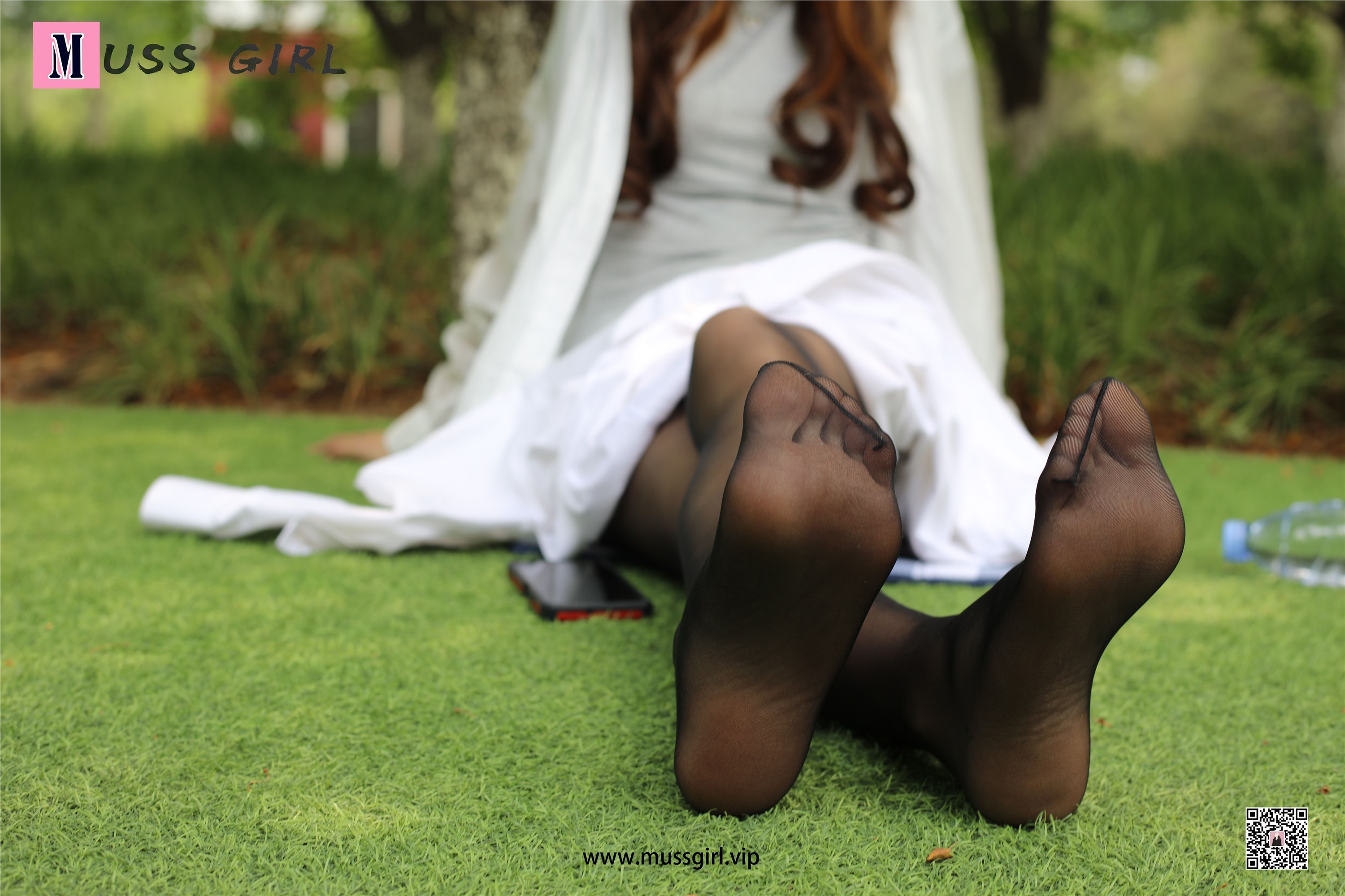 MussGirl慕丝女郎  NO.218 草坪上的热裤黑丝